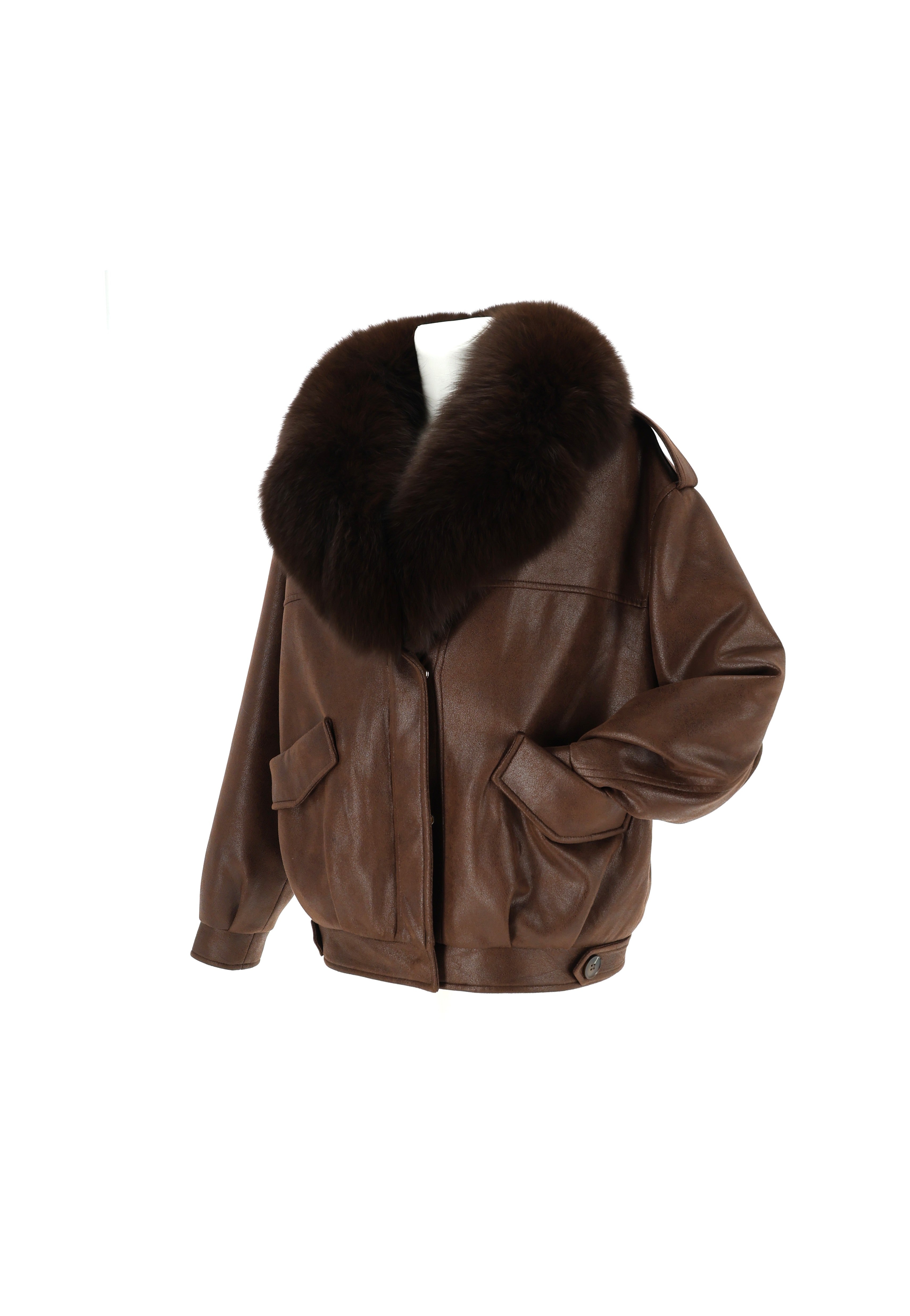 STRIUKĖ SU NATŪRALAUS KAILIO APYKAKLE