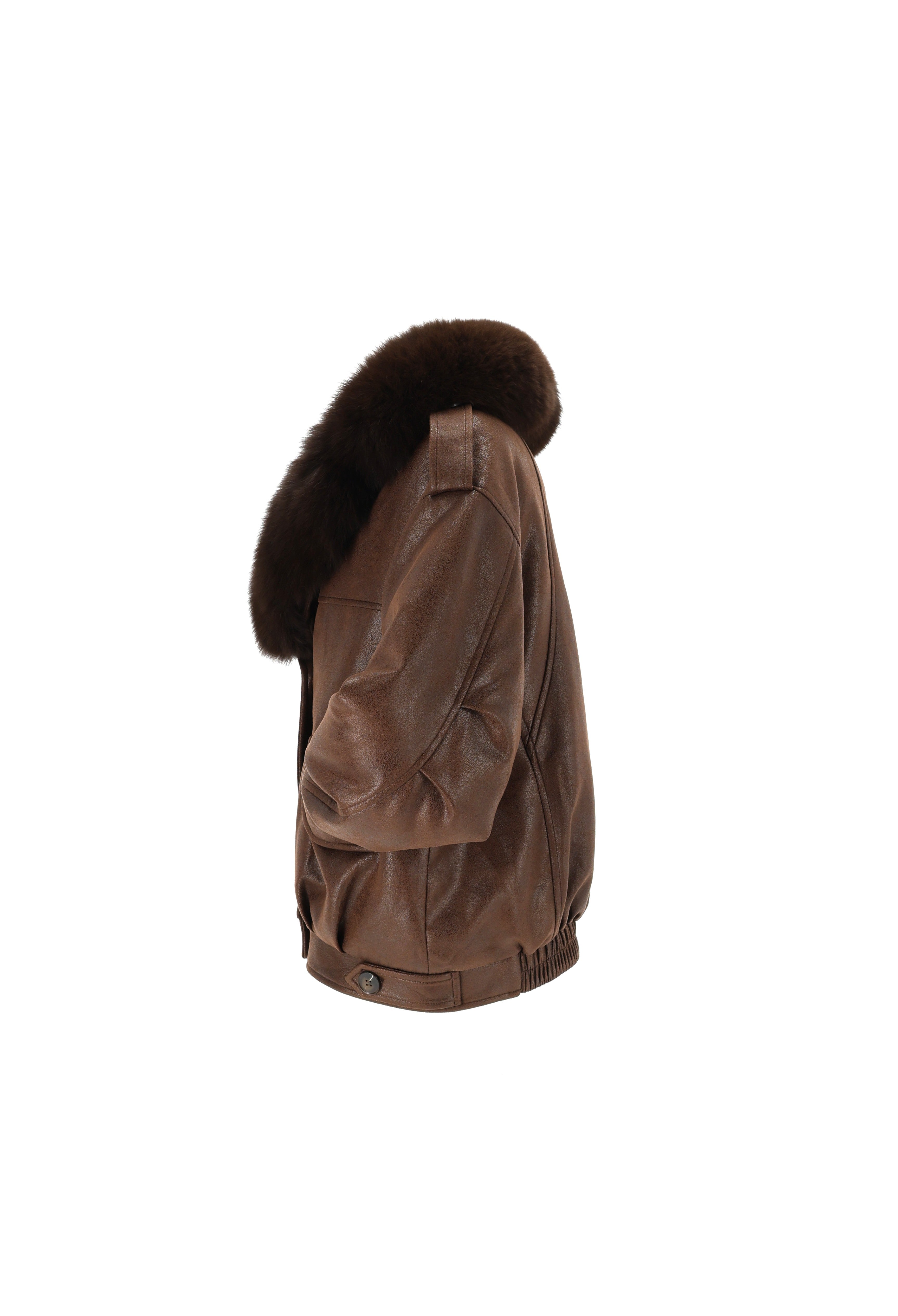 STRIUKĖ SU NATŪRALAUS KAILIO APYKAKLE