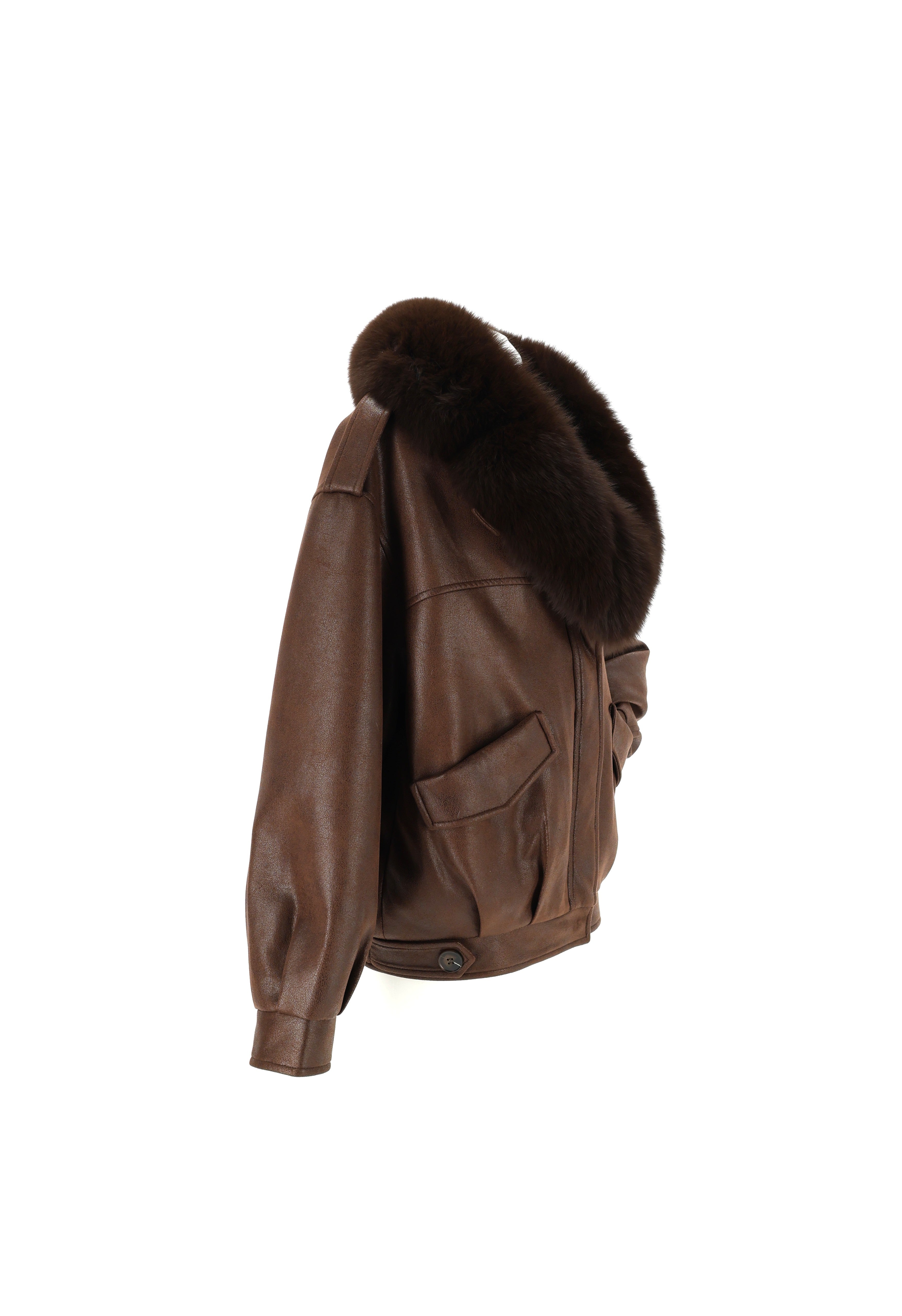 STRIUKĖ SU NATŪRALAUS KAILIO APYKAKLE