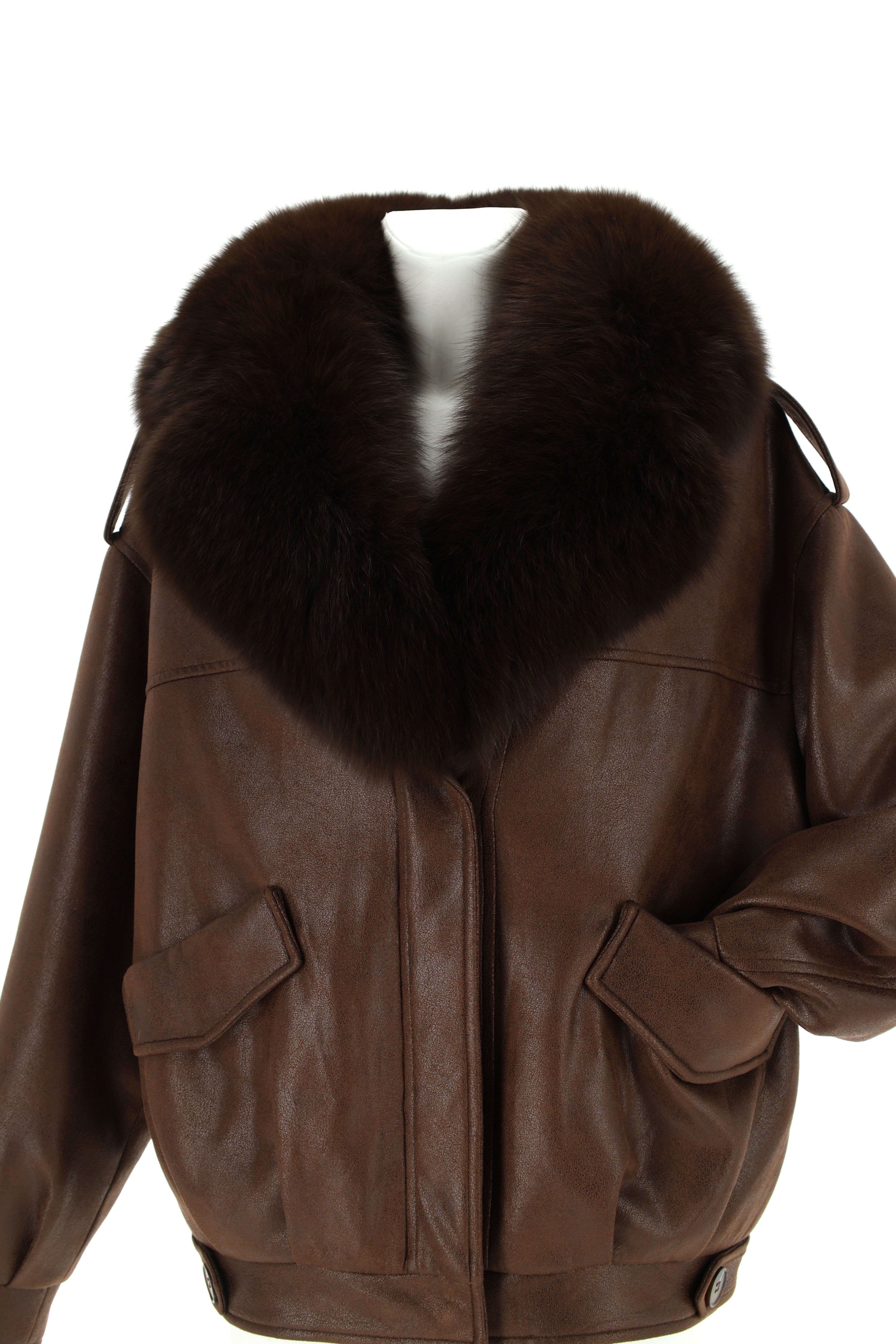 STRIUKĖ SU NATŪRALAUS KAILIO APYKAKLE