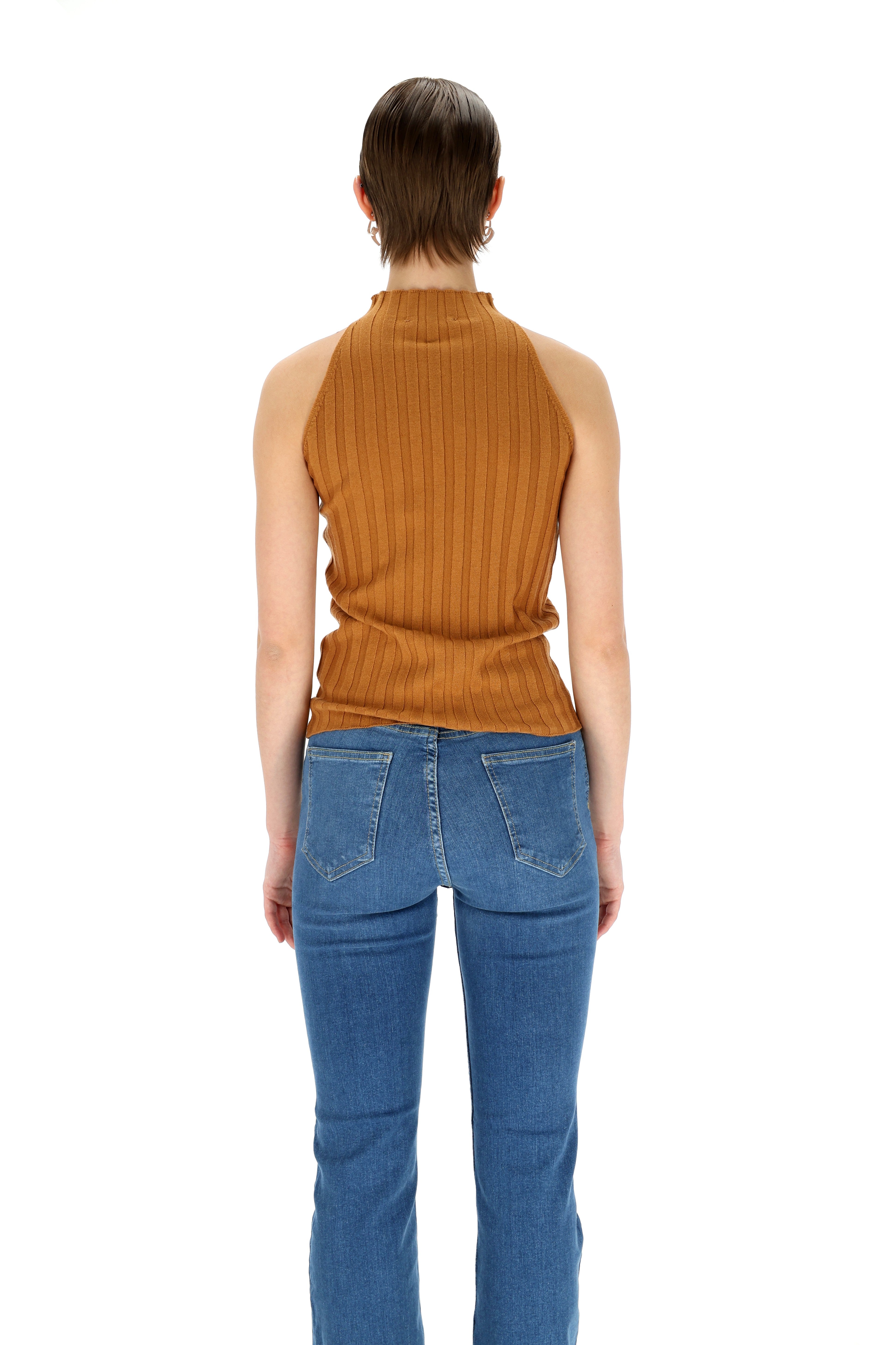 PALAIDINĖ TRUMPOMIS RANKOVĖMIS IR KAKLU