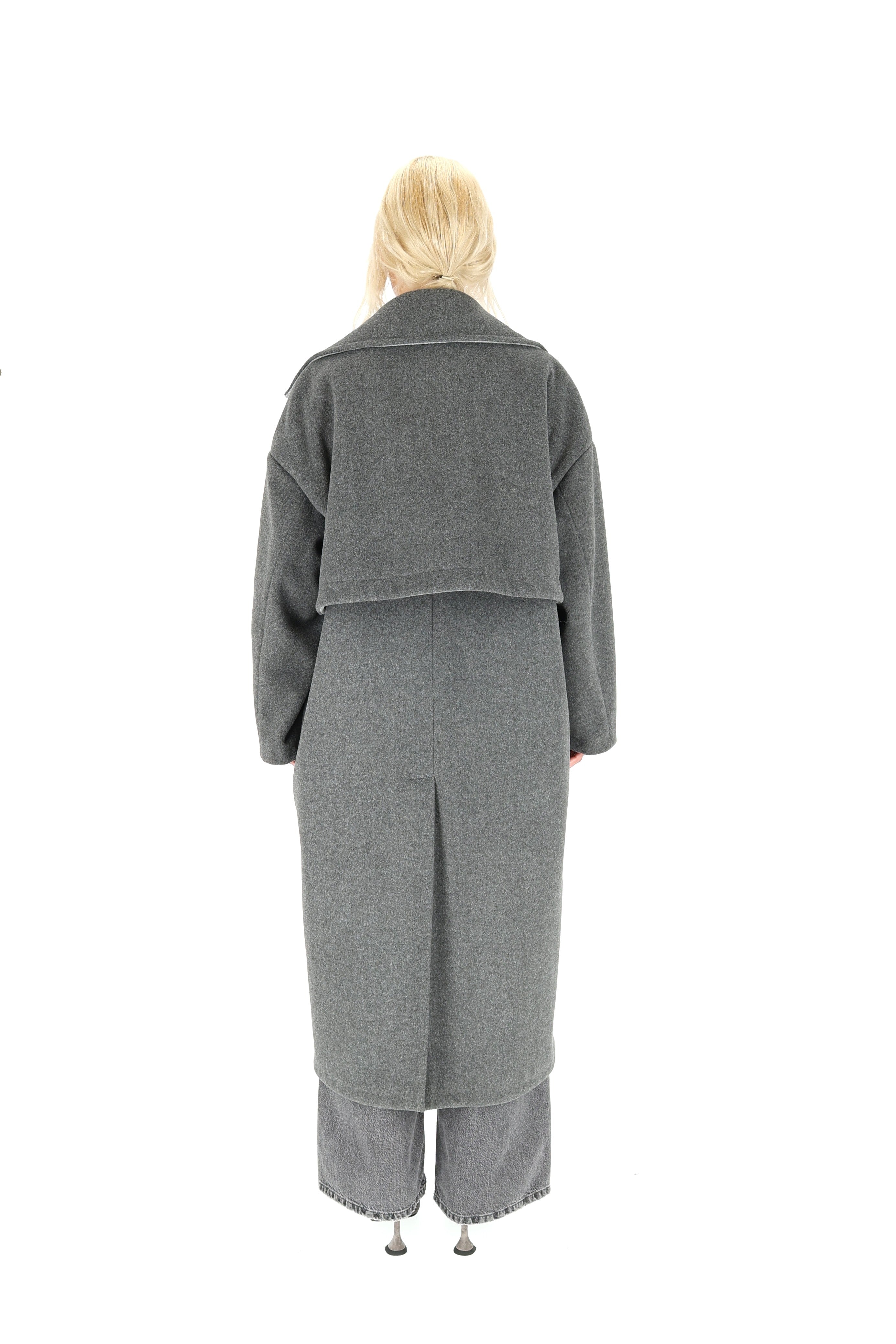 MINIMALISTINIS PILKAS PALTAS