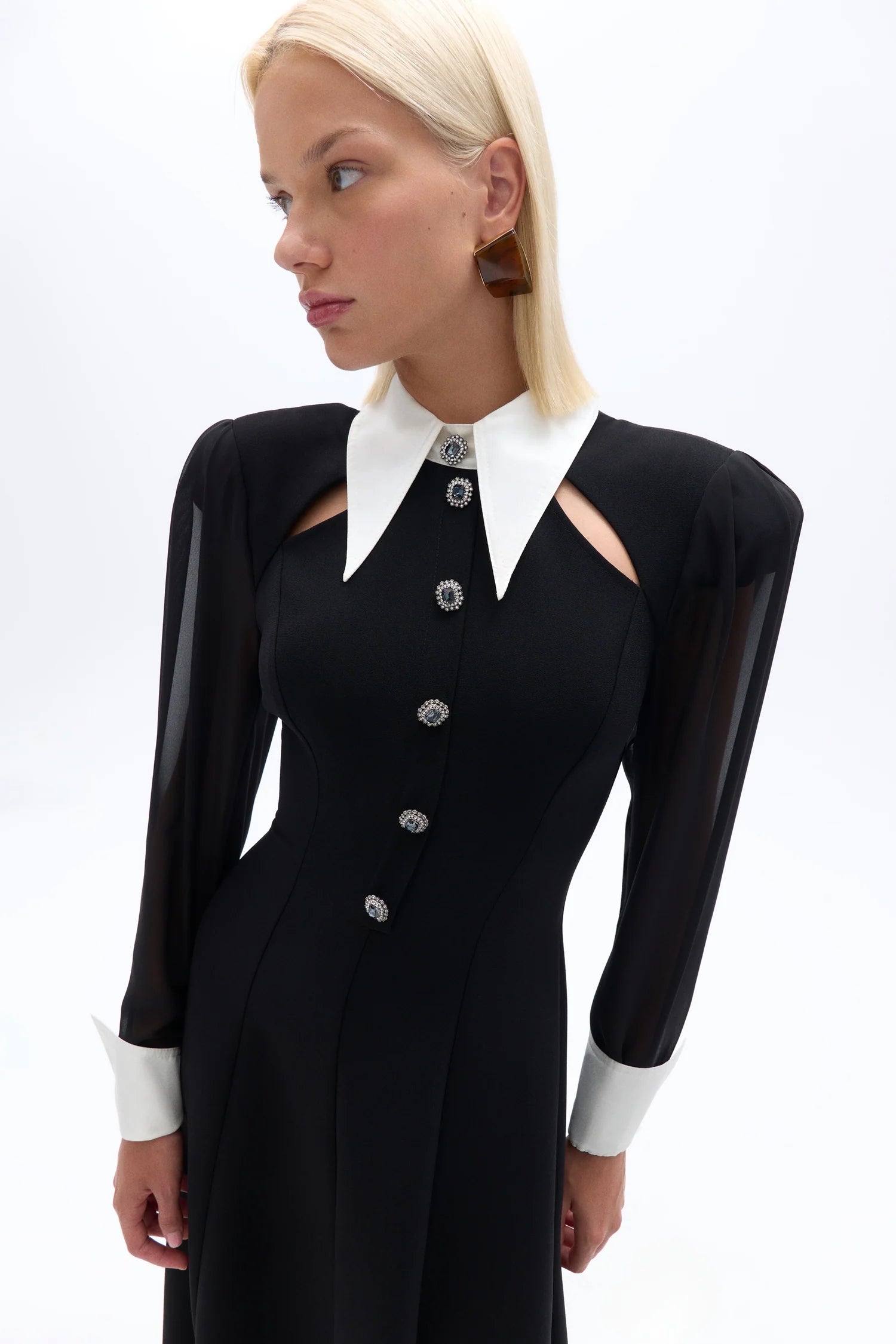 Suknelė su kontrastine apykakle