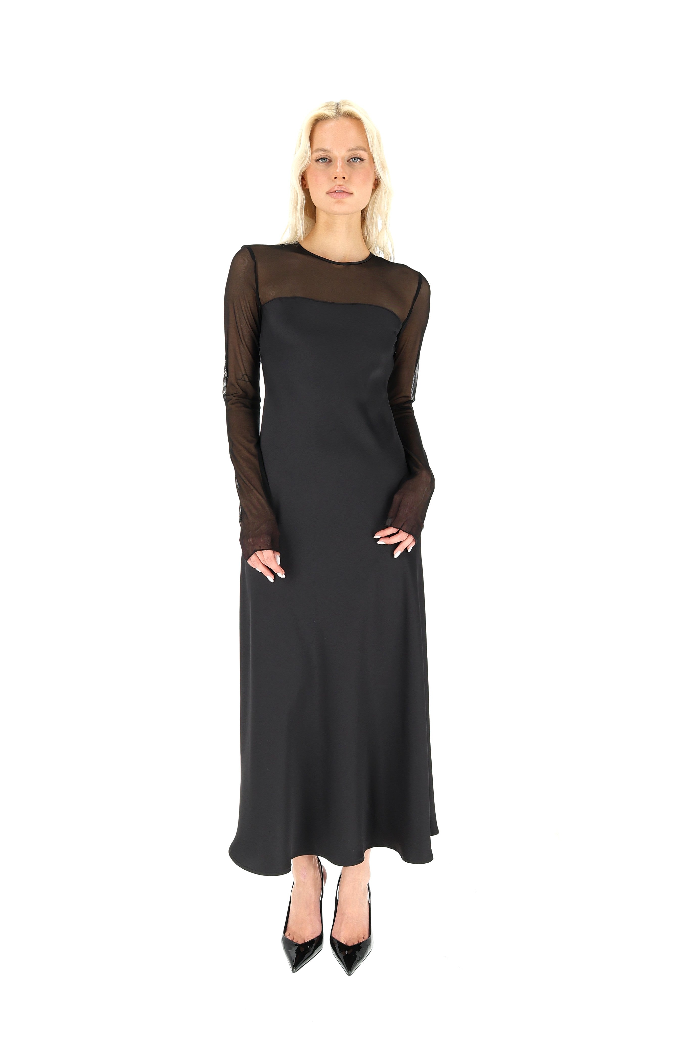 JUODA DAILI SUKNELĖ SU ATLASO DETALE