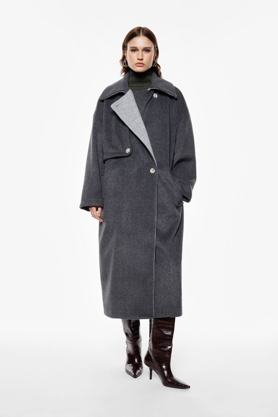 MINIMALISTINIS PILKAS PALTAS