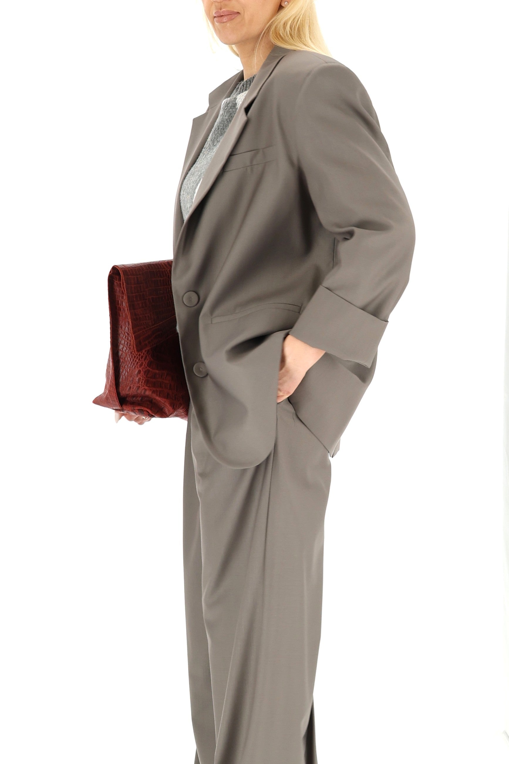 KLASIKINIS KOSTIUMAS SU OVERSIZE ŠVARKU IR PLATĖJANČIOMIS KELNĖMIS