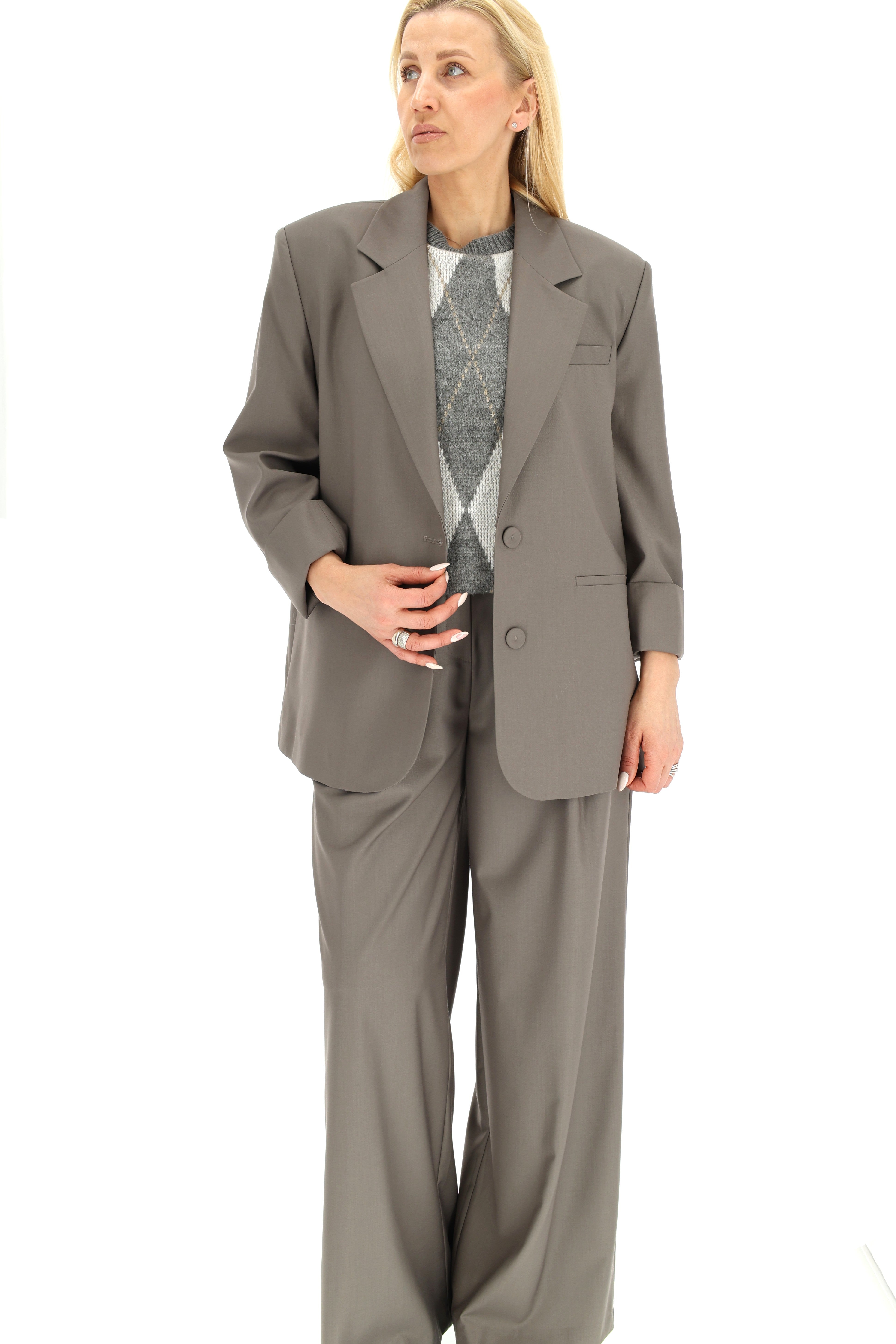 KLASIKINIS KOSTIUMAS SU OVERSIZE ŠVARKU IR PLATĖJANČIOMIS KELNĖMIS