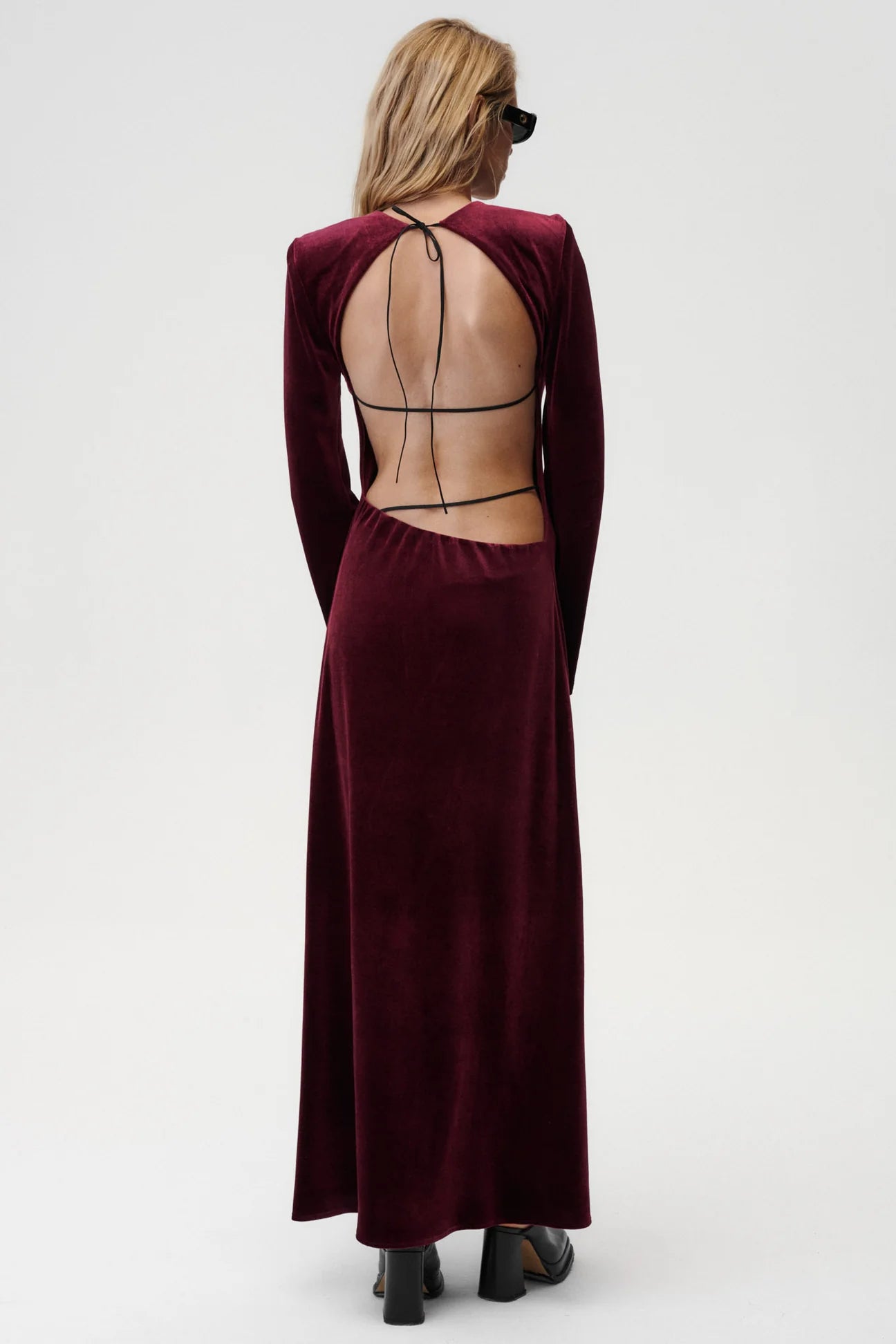 BURGUNDY SUKNELĖ ATVIRA NUGARA