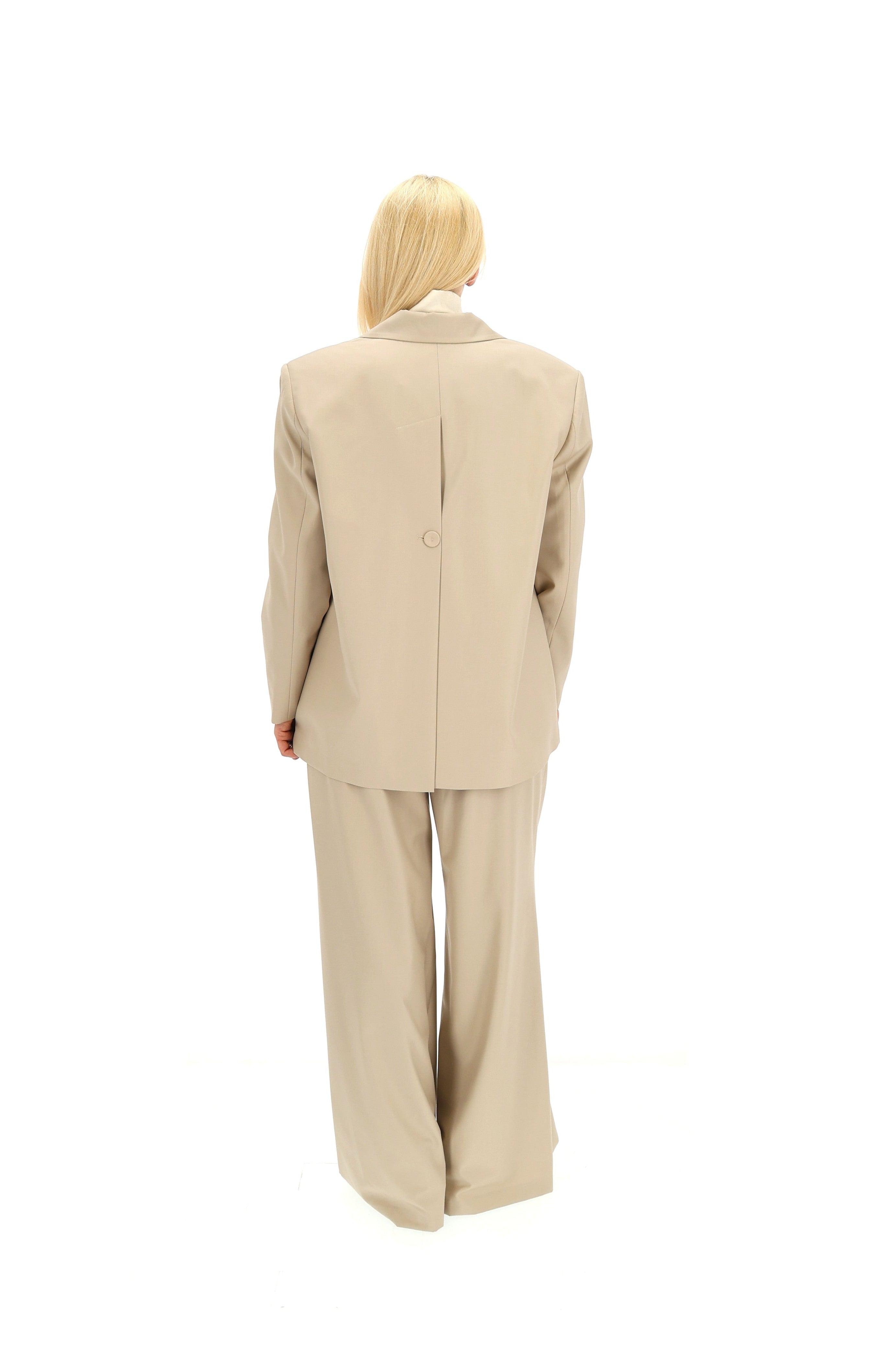 KLASIKINIS KOSTIUMAS SU OVERSIZE ŠVARKU IR PLATĖJANČIOMIS KELNĖMIS