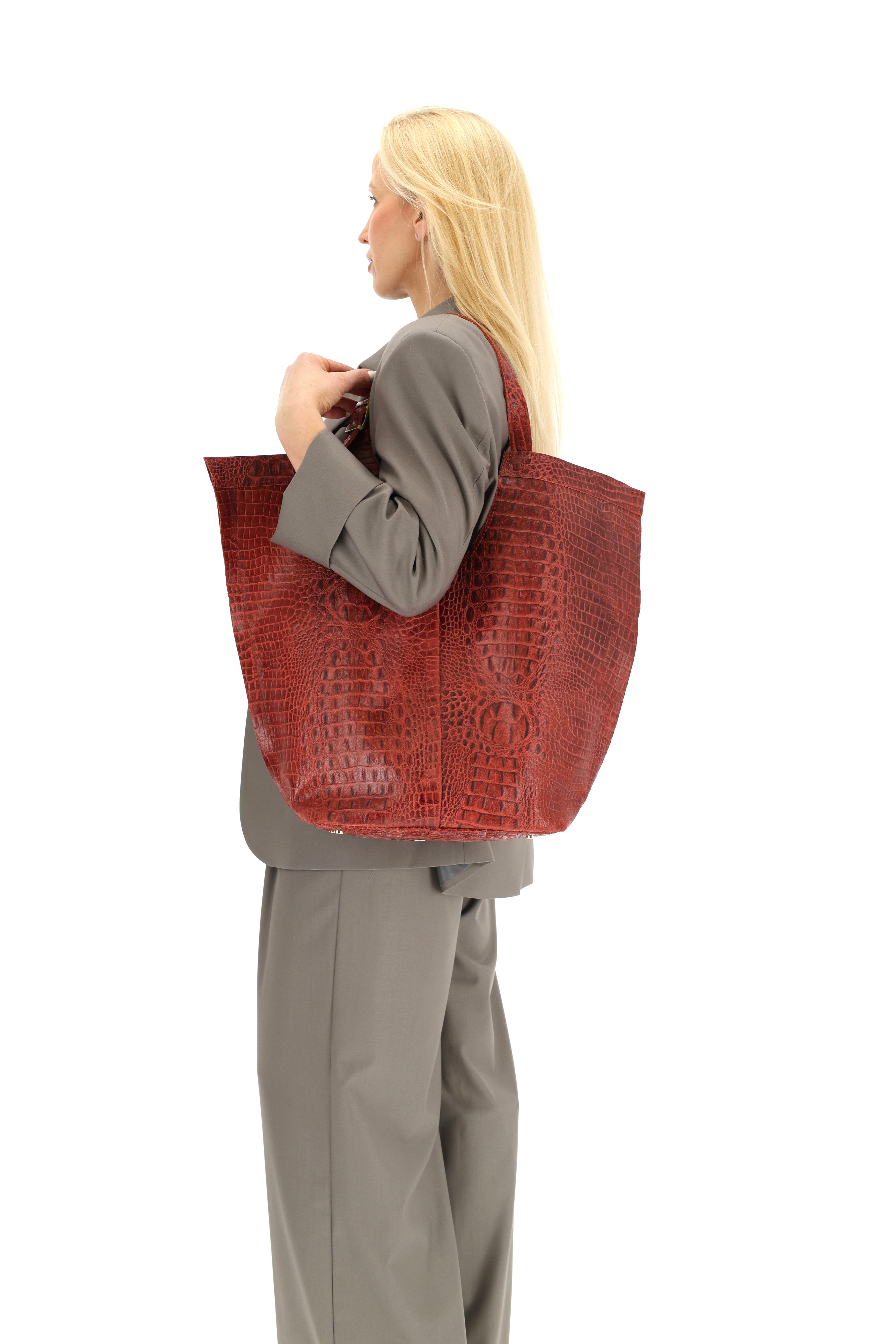 KLASIKINIS KOSTIUMAS SU OVERSIZE ŠVARKU IR PLATĖJANČIOMIS KELNĖMIS