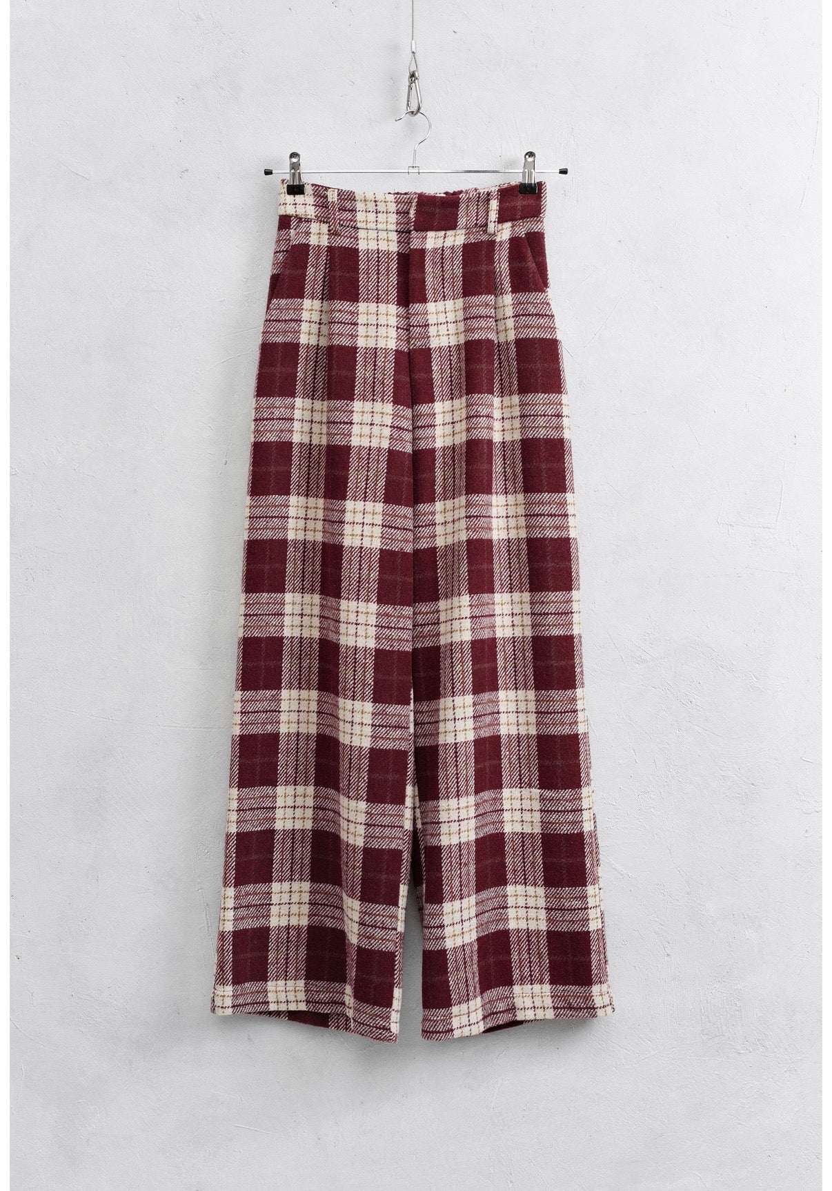 LANGUOTOS TIESIOS ŠILTOS KELNĖS