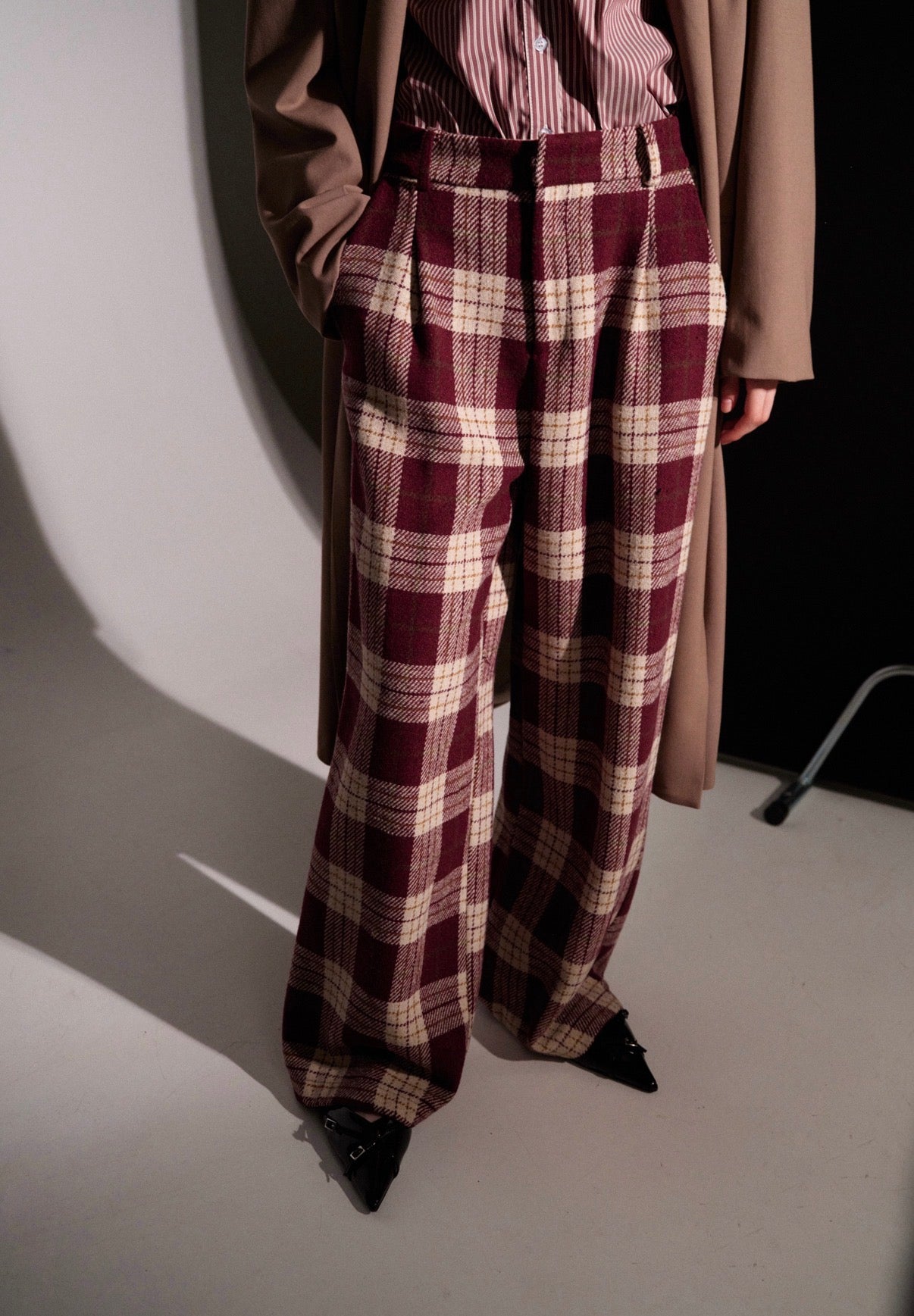 LANGUOTOS TIESIOS ŠILTOS KELNĖS