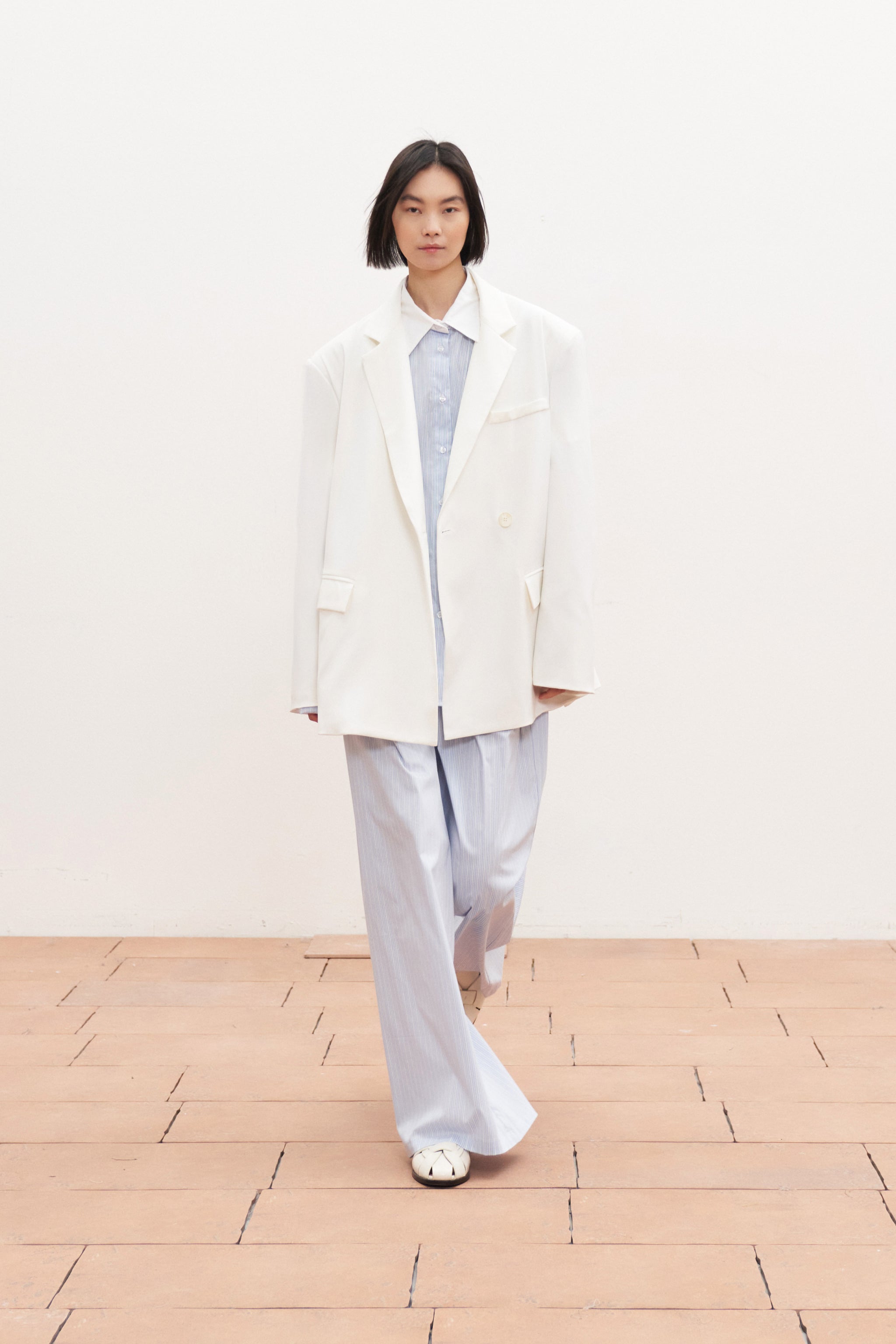 ITIN OVERSIZE BALTAS ŠVARKAS