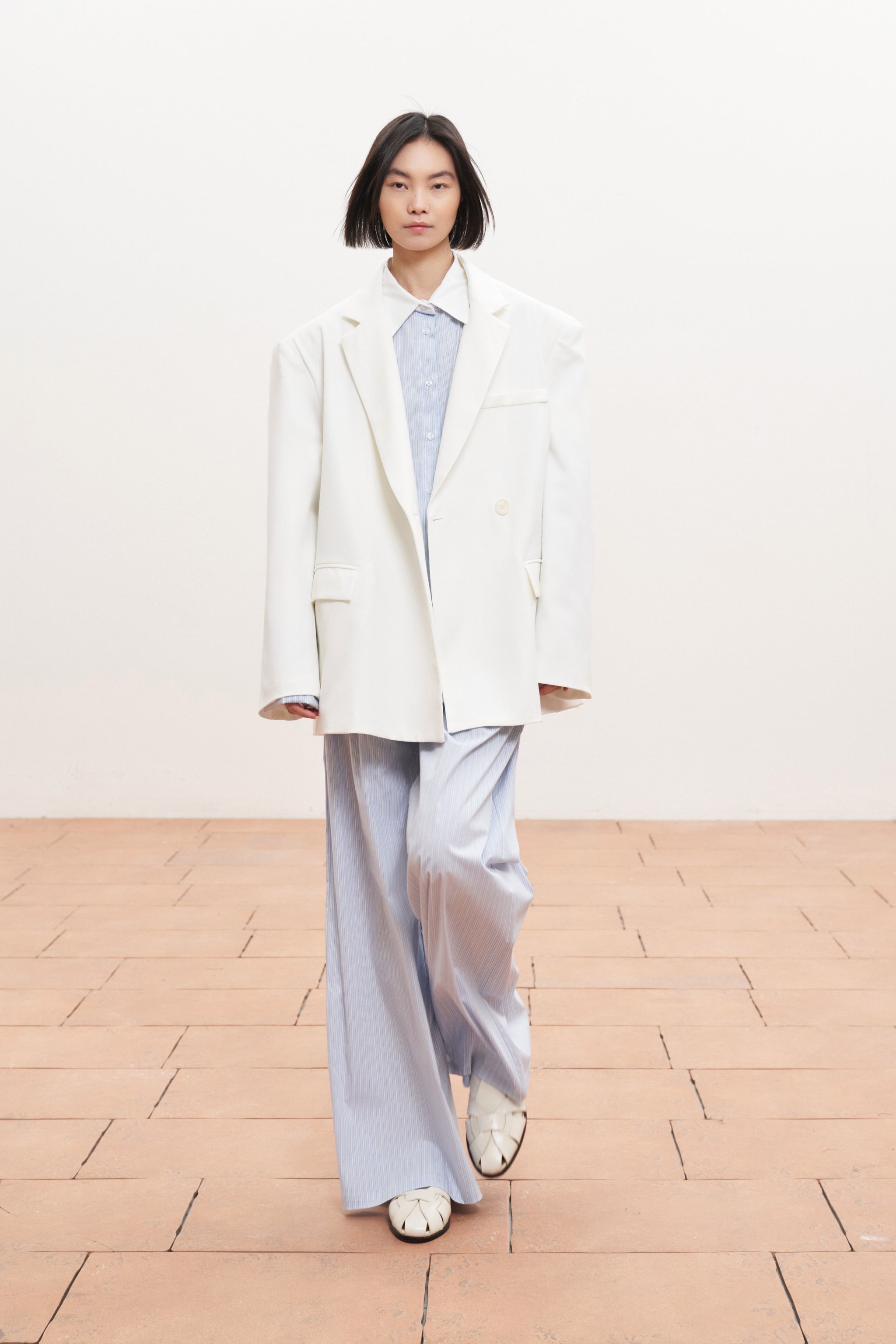 ITIN OVERSIZE BALTAS ŠVARKAS