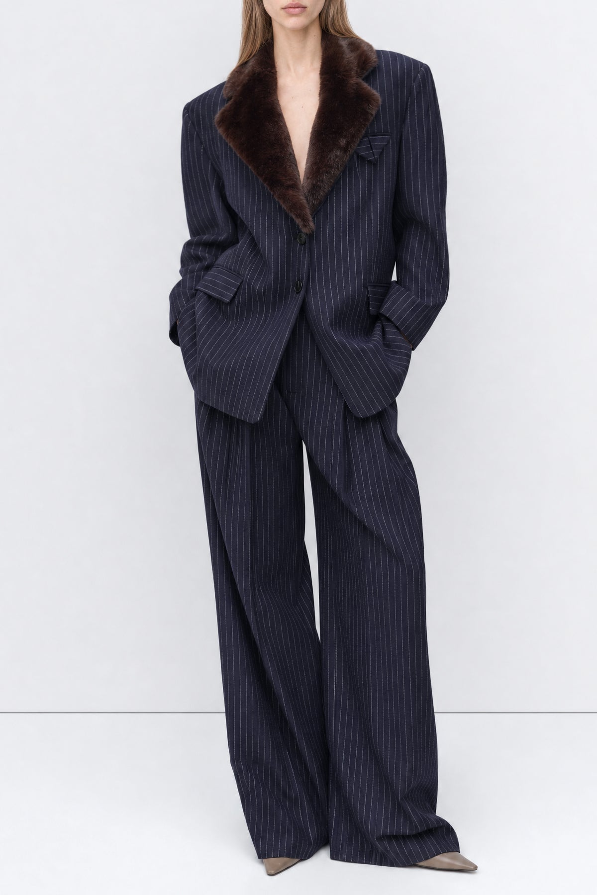 Dryžuotas švarkas su dirbtinio kailio apykakle