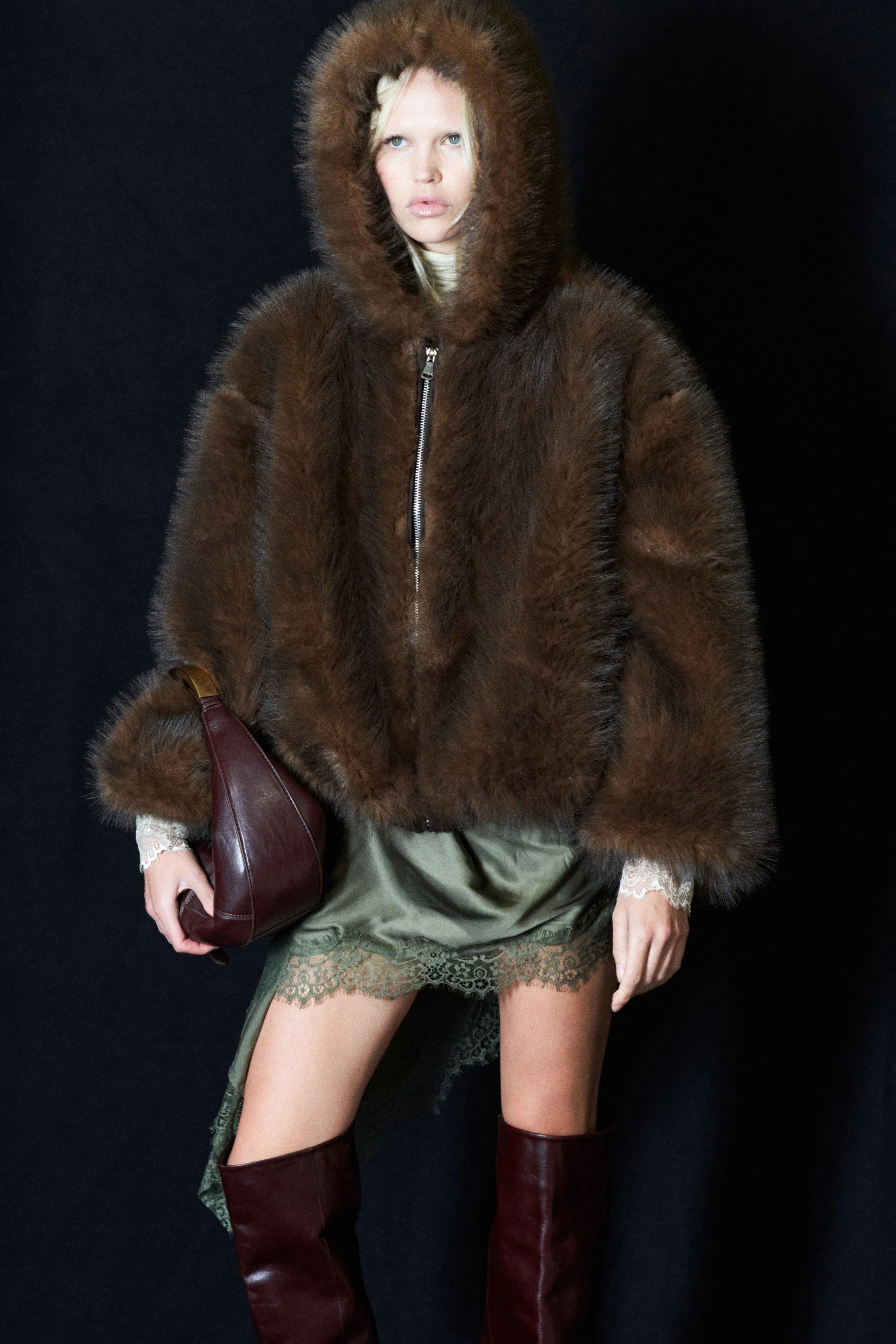 DIRBTINIAI KAILINIAI SU KAPIŠONU