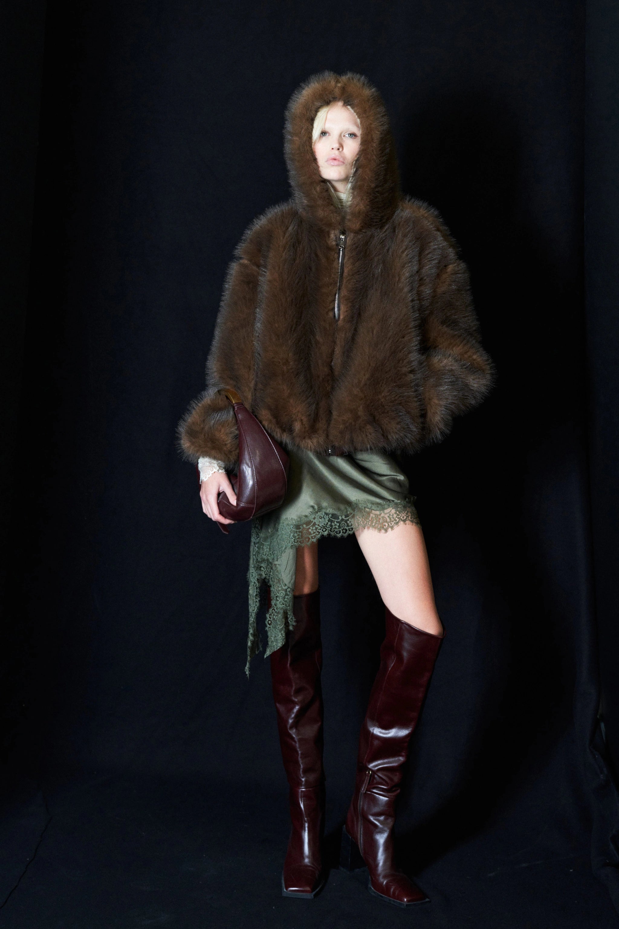 DIRBTINIAI KAILINIAI SU KAPIŠONU