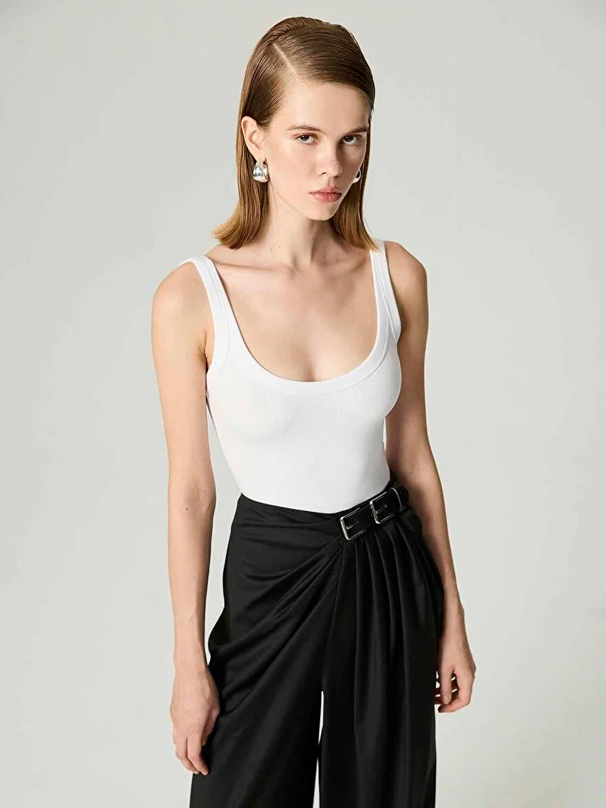 ASIMETRIŠKOS JUODOS KELNES