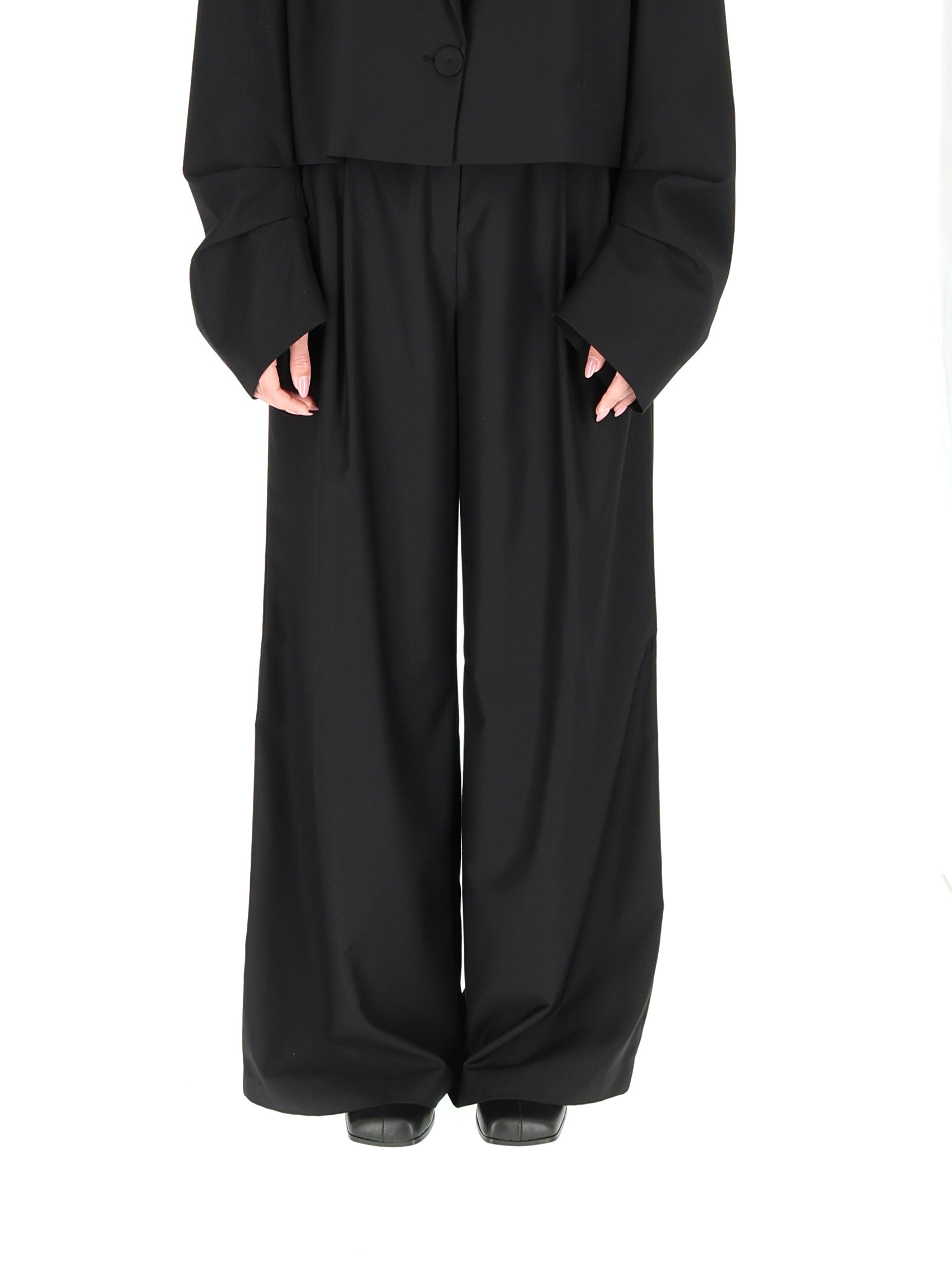 KELNIŲ IR TRUMPINTO OVERSIZE ŠVARKO KOSTIUMAS