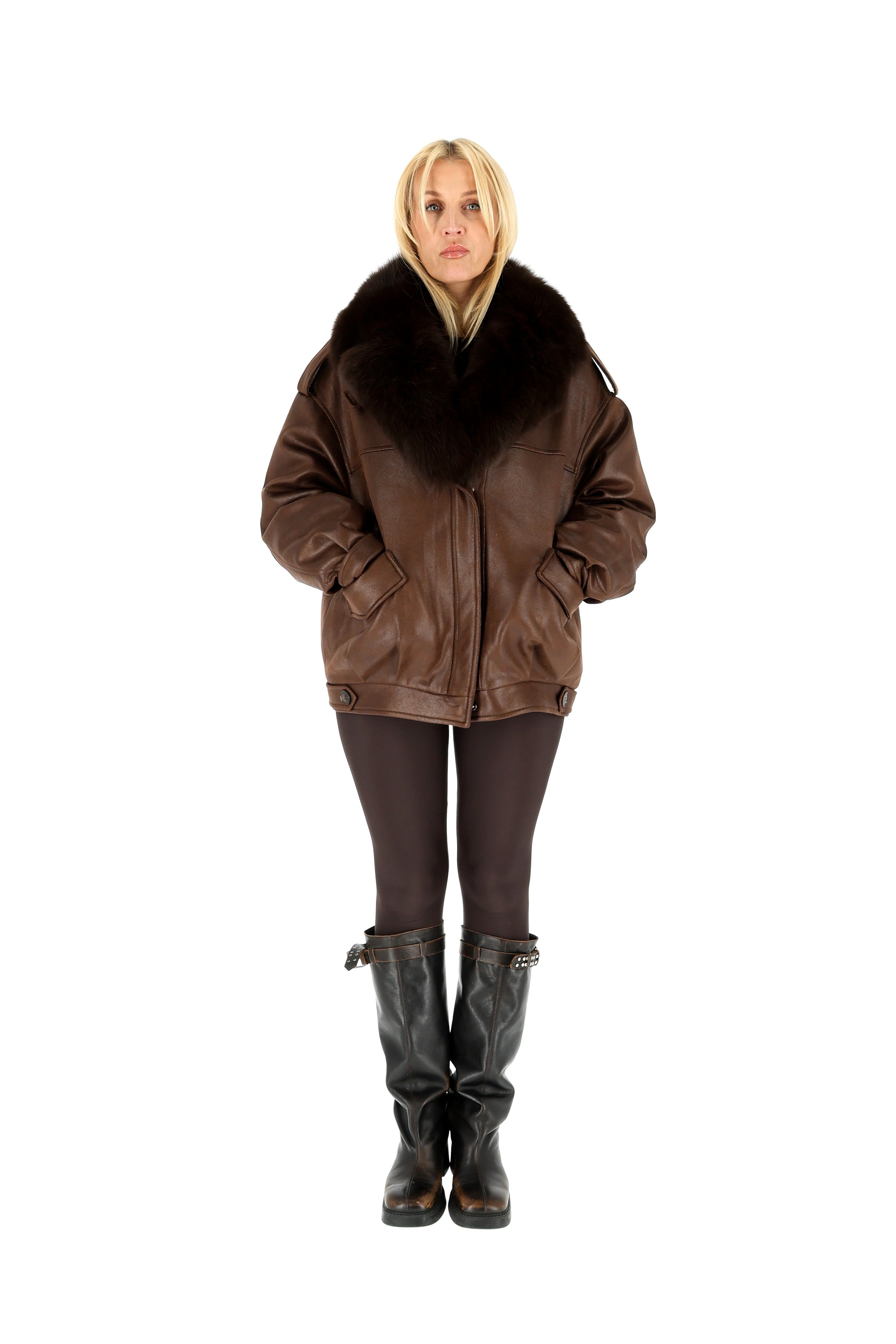 STRIUKĖ SU NATŪRALAUS KAILIO APYKAKLE