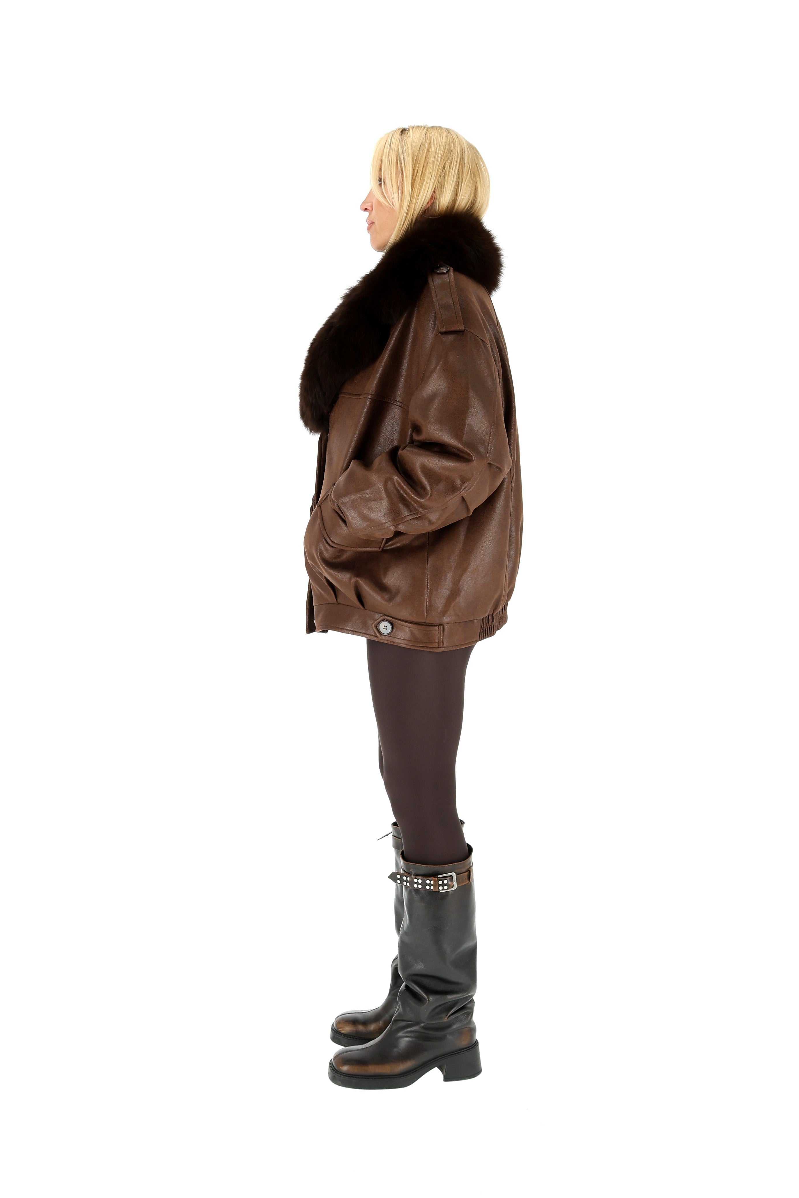 STRIUKĖ SU NATŪRALAUS KAILIO APYKAKLE