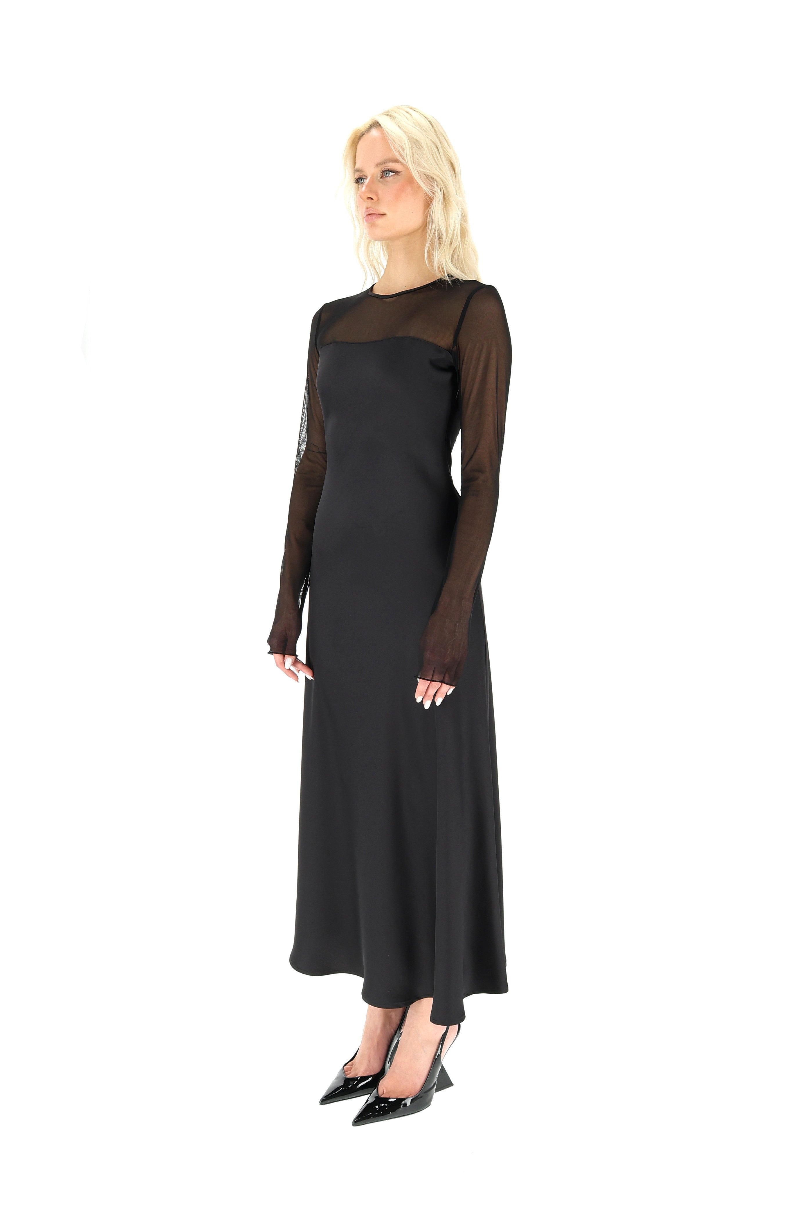 JUODA DAILI SUKNELĖ SU ATLASO DETALE