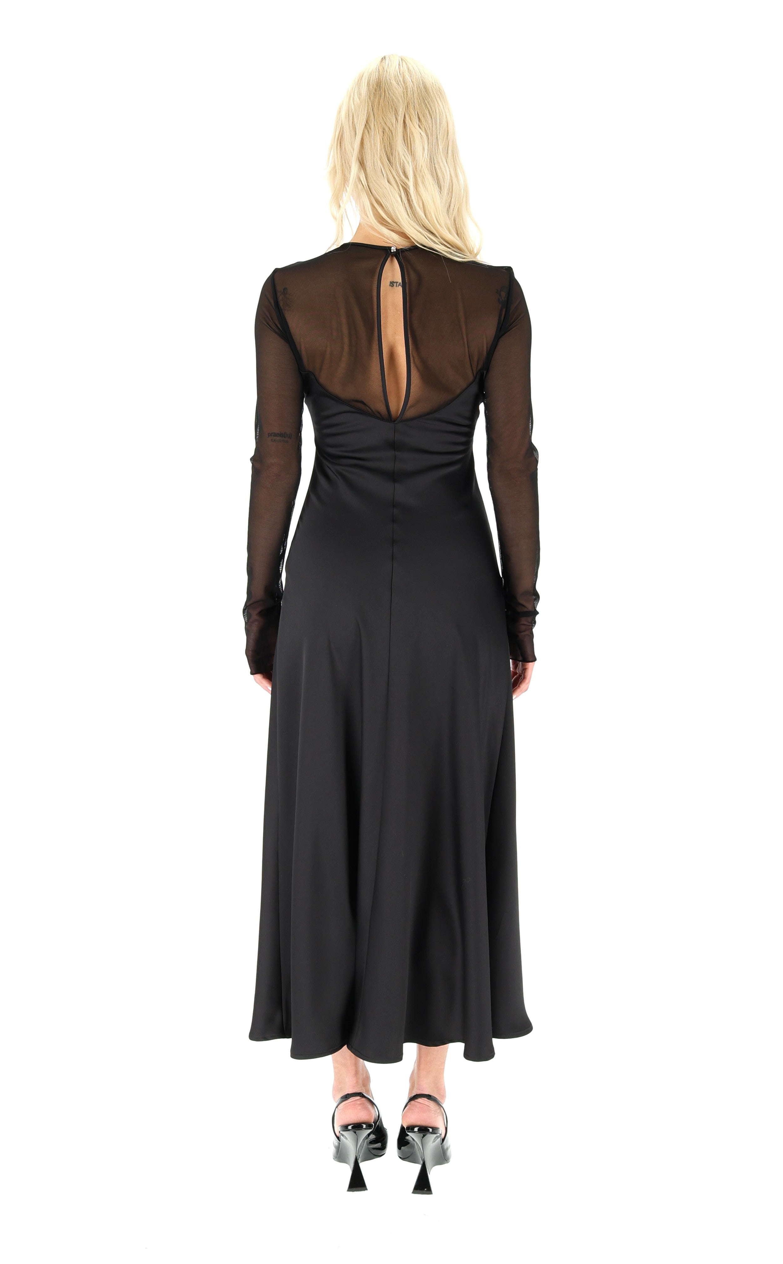 JUODA DAILI SUKNELĖ SU ATLASO DETALE