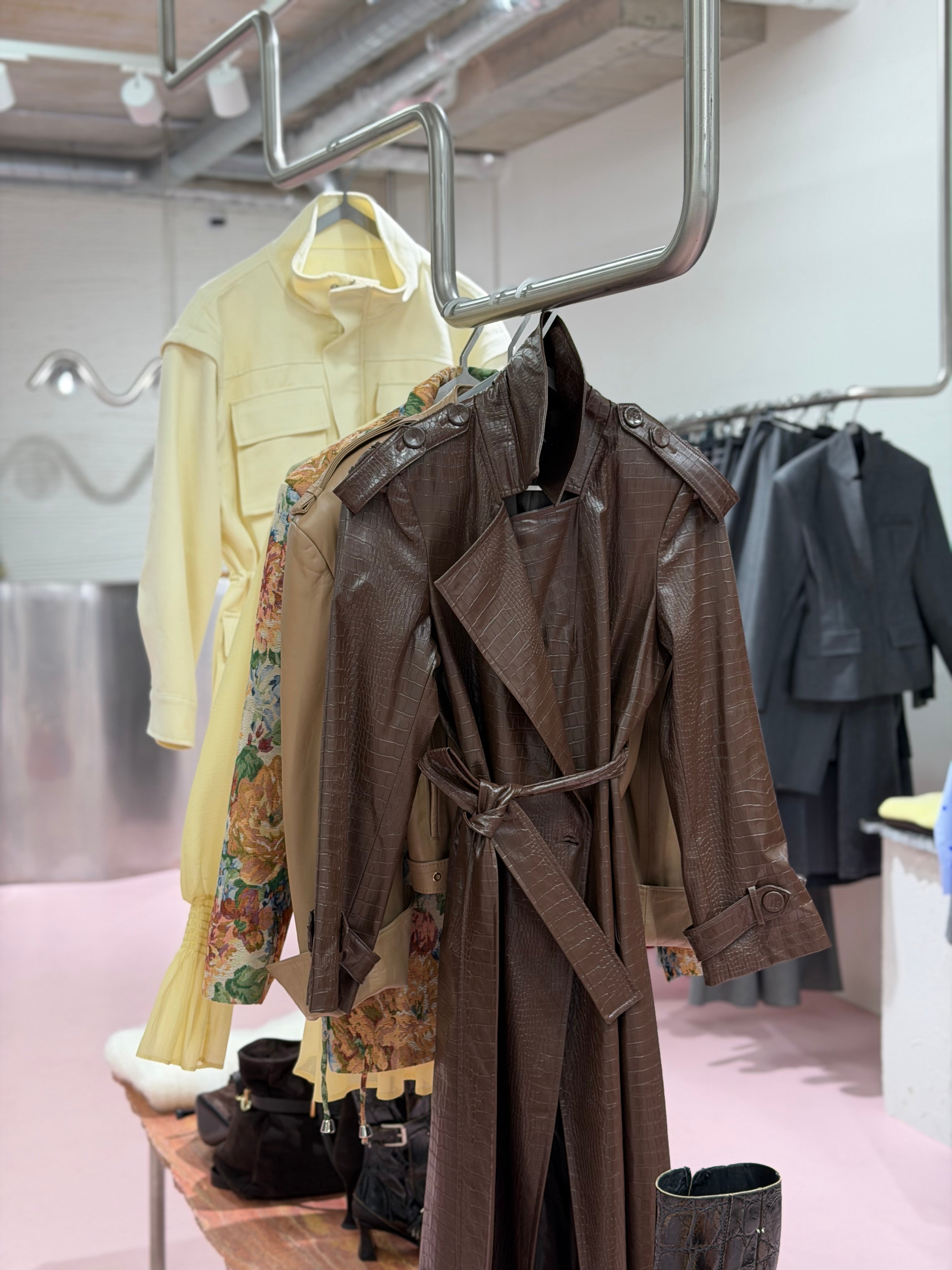 ILGAS DIRBTINĖS ODOS PALTAS SU KROKODILO RAŠTU