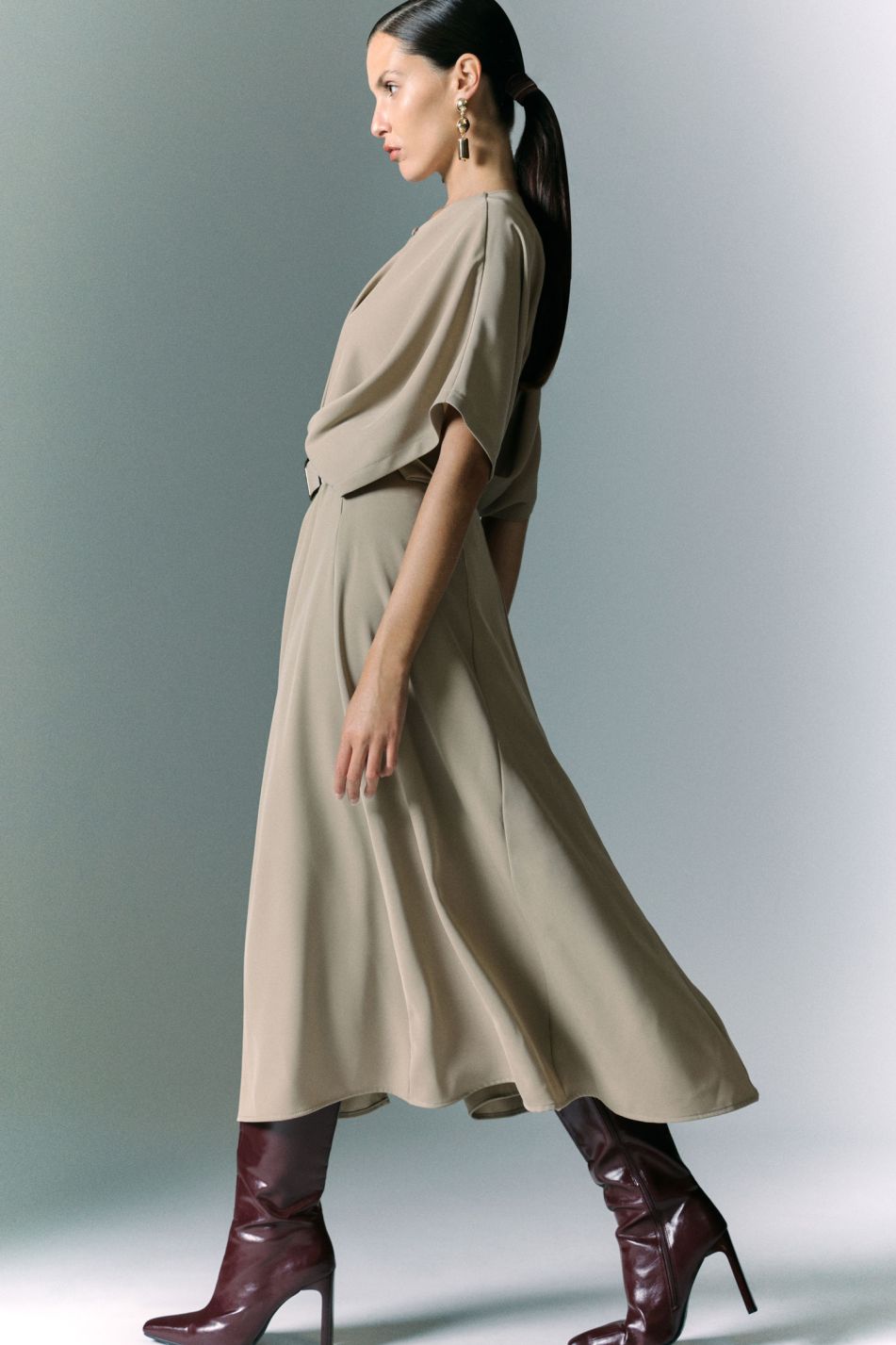 LIEMENUOTA LENGVA SUKNELĖ SU DIRŽU